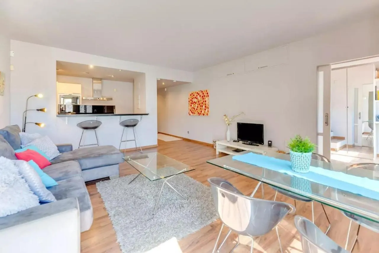 Chic Designer Apartment Μαρμπέλλα