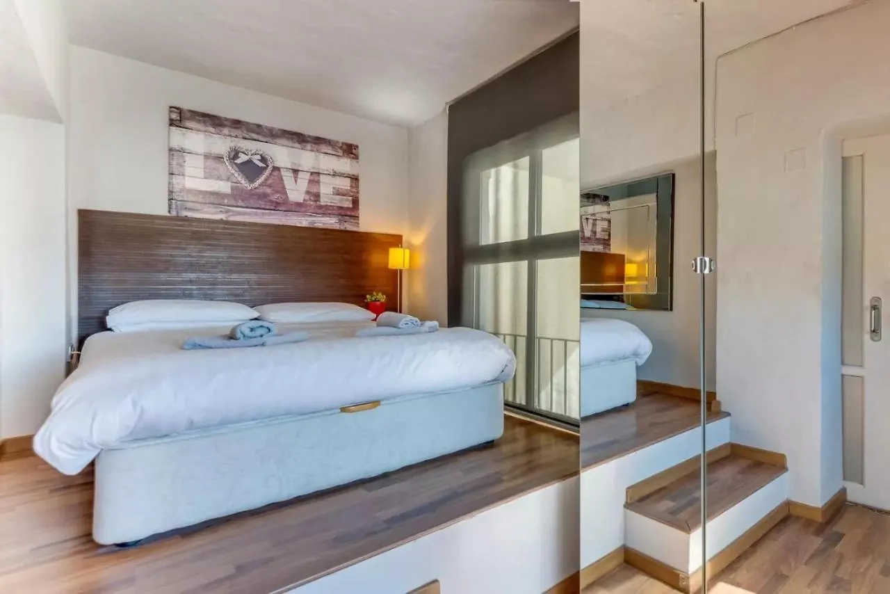 Chic Designer Apartment Μαρμπέλλα